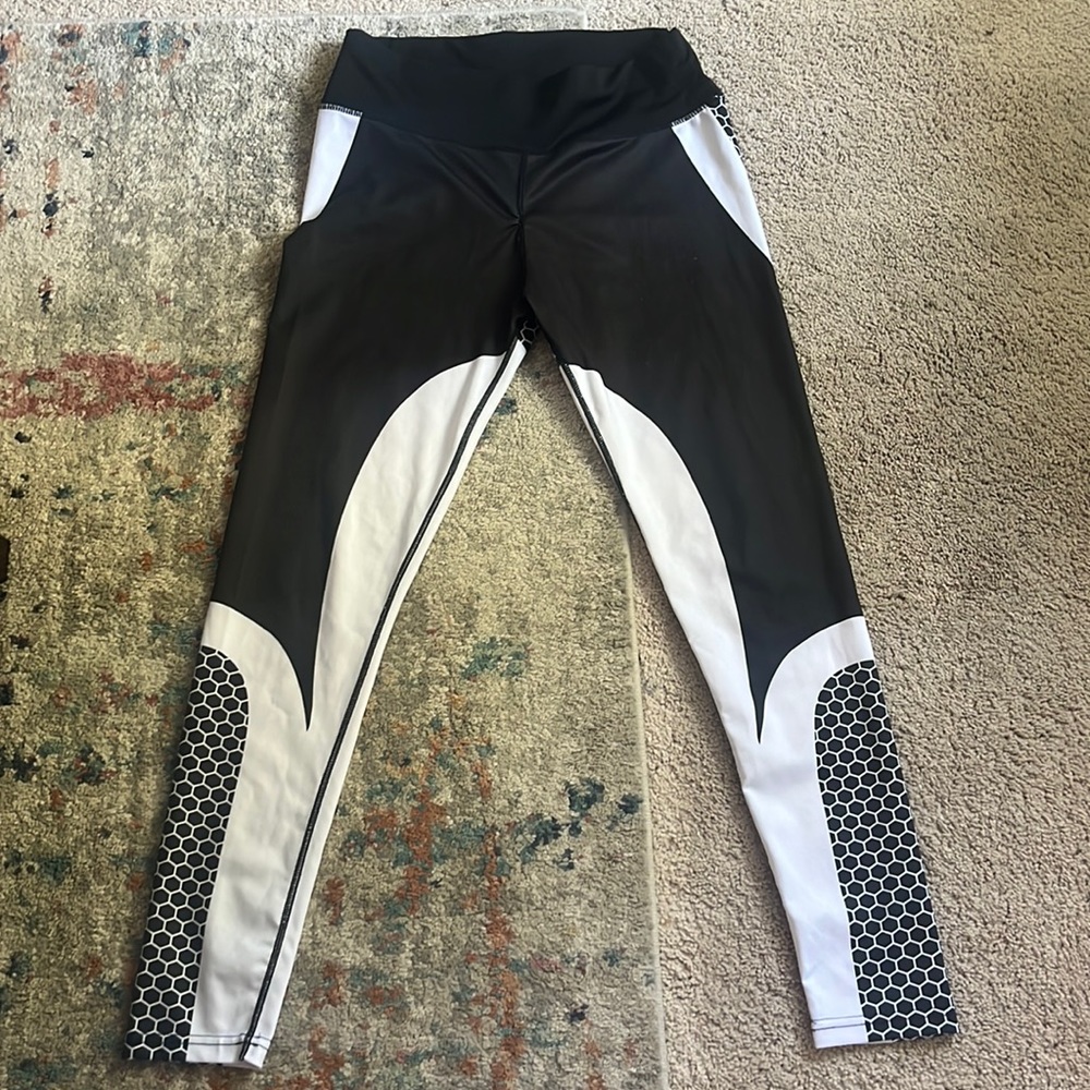 Workout leggings.. black and white.